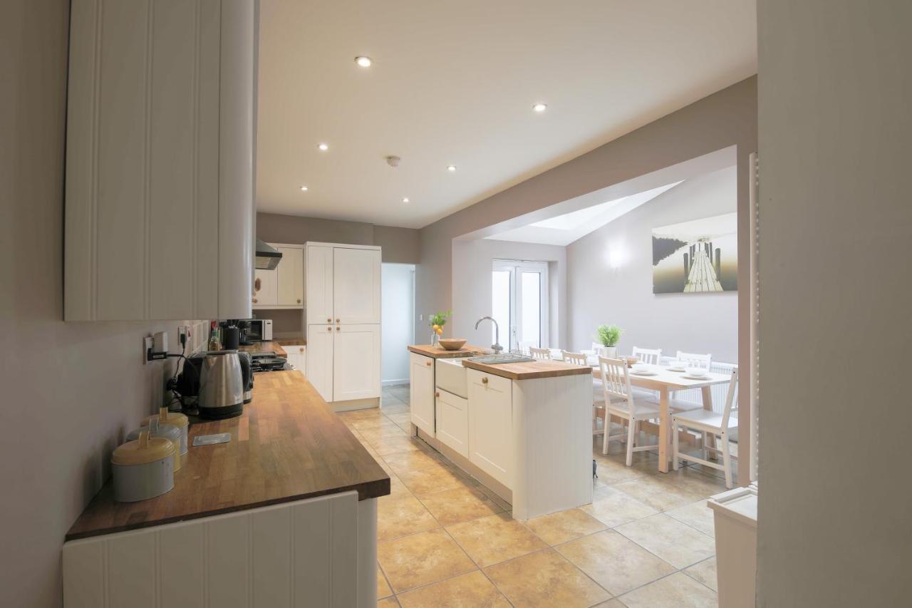 Spacious 4 Bedroom House- Walking Distance To City Centre & Great Backyard Cardiff Extérieur photo