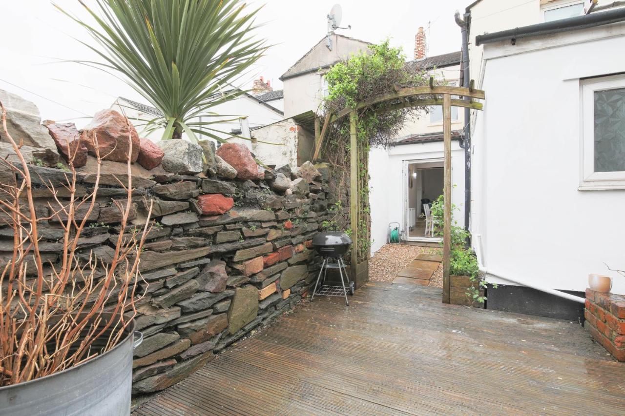 Spacious 4 Bedroom House- Walking Distance To City Centre & Great Backyard Cardiff Extérieur photo