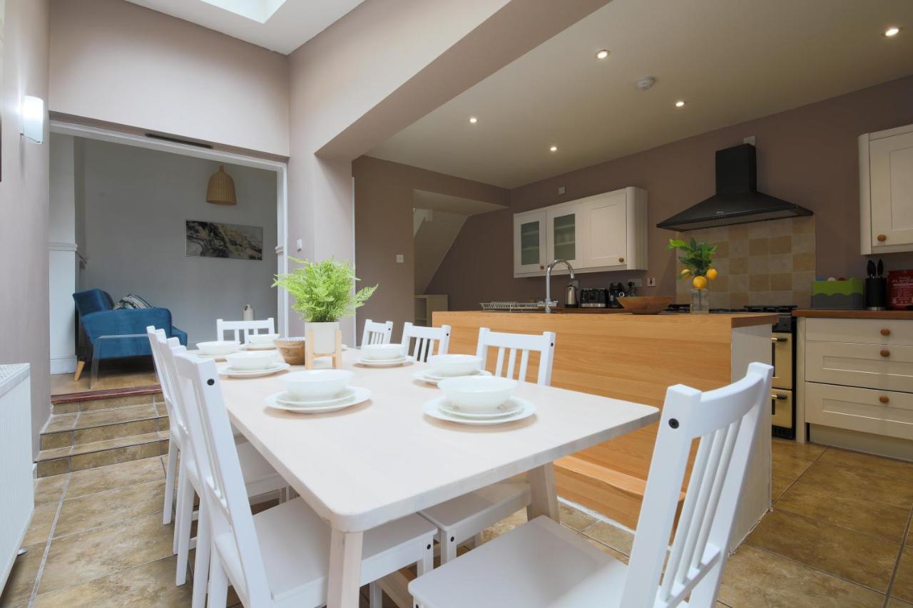 Spacious 4 Bedroom House- Walking Distance To City Centre & Great Backyard Cardiff Extérieur photo