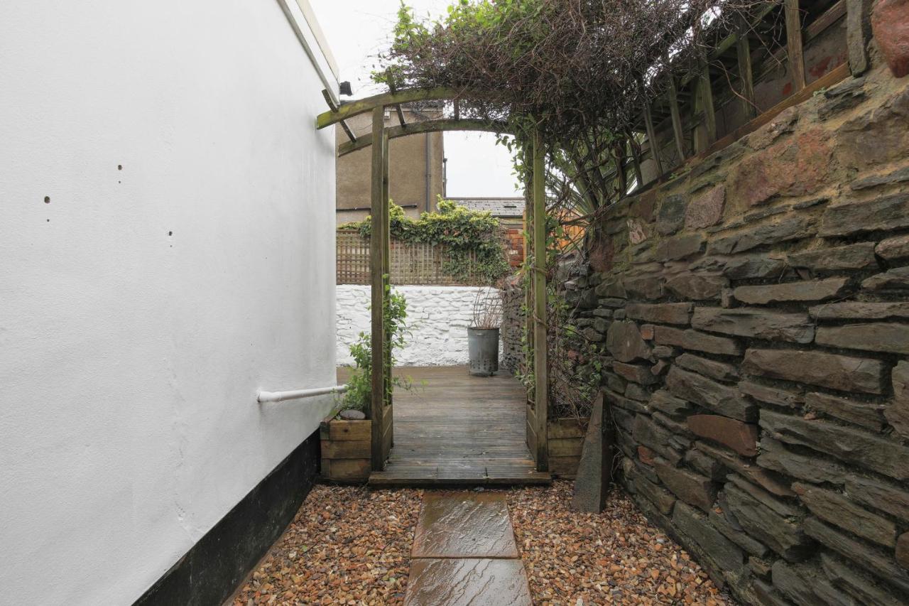 Spacious 4 Bedroom House- Walking Distance To City Centre & Great Backyard Cardiff Extérieur photo