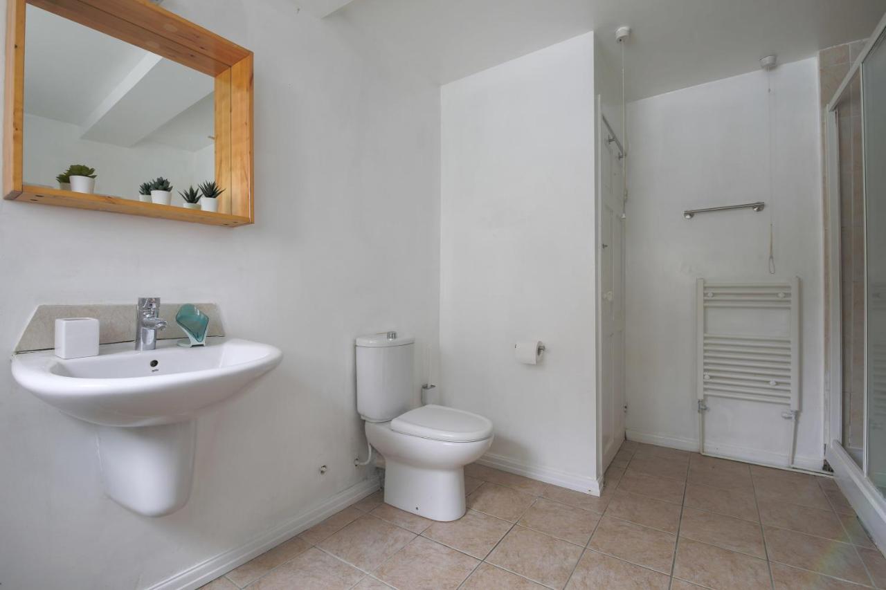 Spacious 4 Bedroom House- Walking Distance To City Centre & Great Backyard Cardiff Extérieur photo