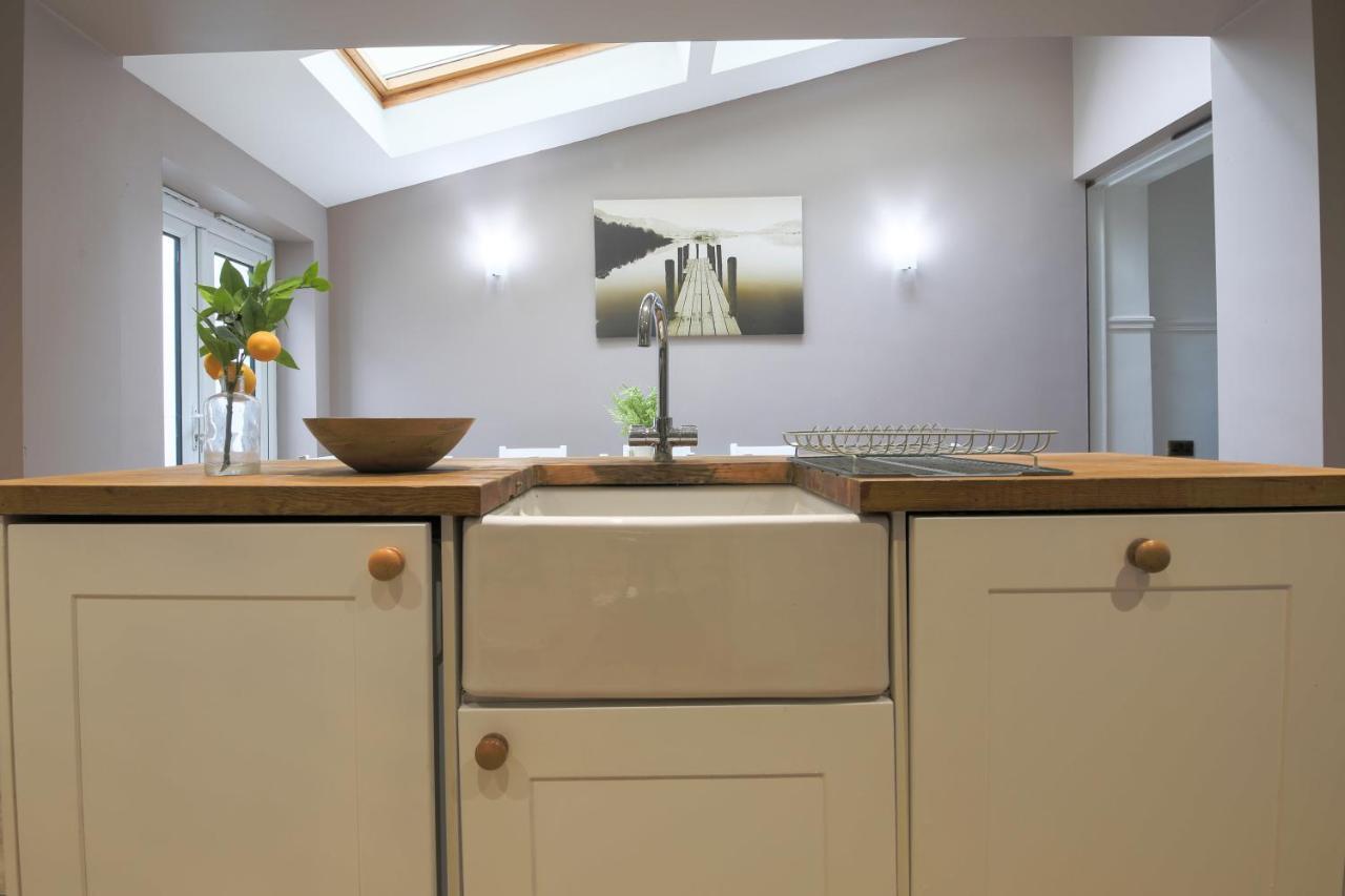 Spacious 4 Bedroom House- Walking Distance To City Centre & Great Backyard Cardiff Extérieur photo