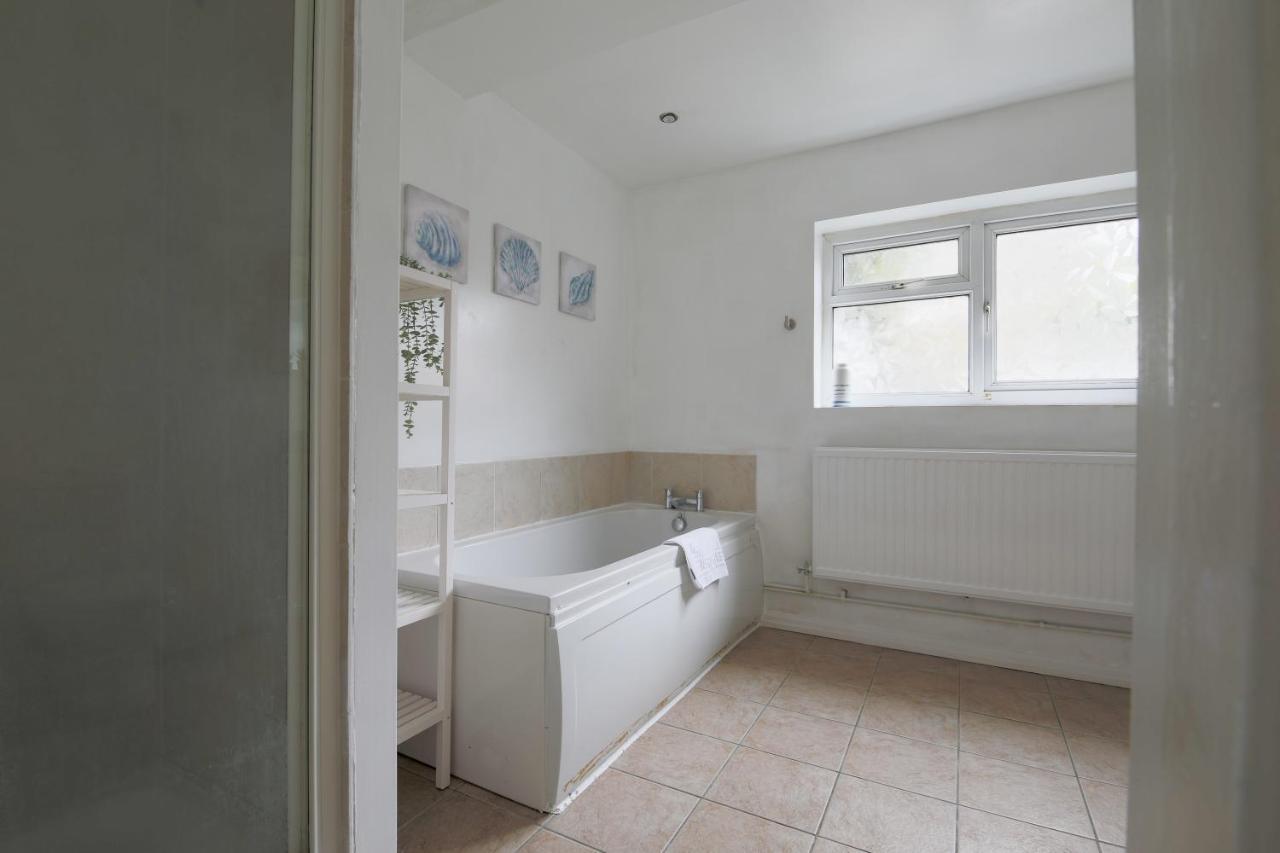 Spacious 4 Bedroom House- Walking Distance To City Centre & Great Backyard Cardiff Extérieur photo