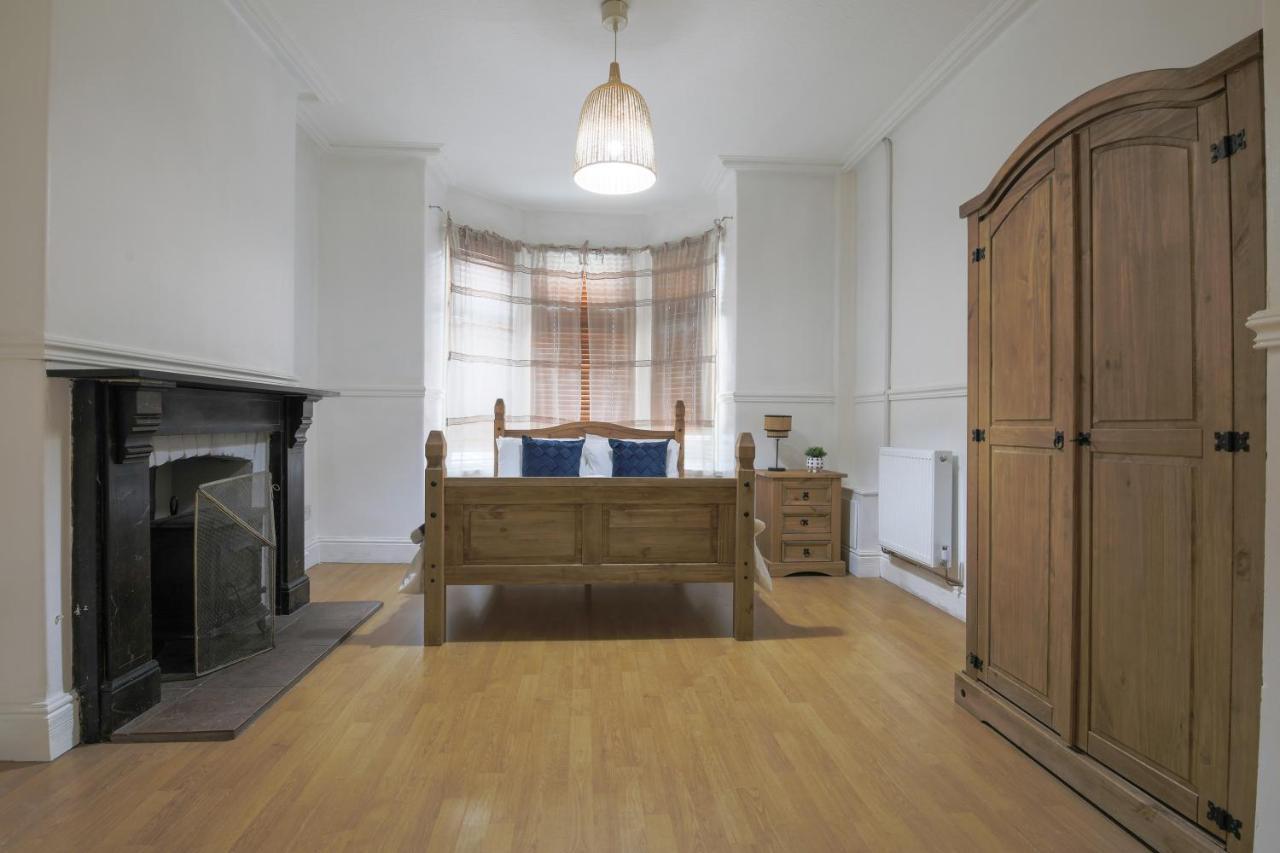 Spacious 4 Bedroom House- Walking Distance To City Centre & Great Backyard Cardiff Extérieur photo