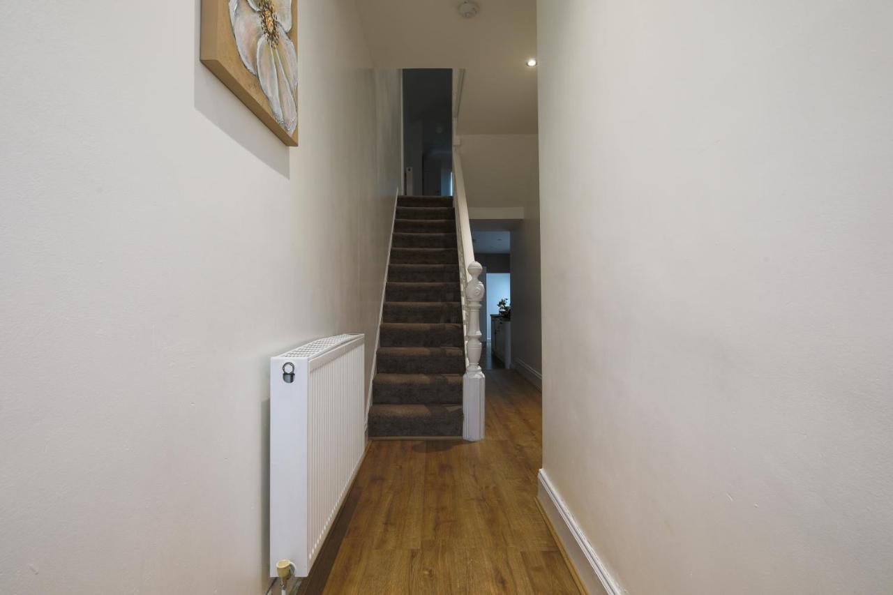 Spacious 4 Bedroom House- Walking Distance To City Centre & Great Backyard Cardiff Extérieur photo