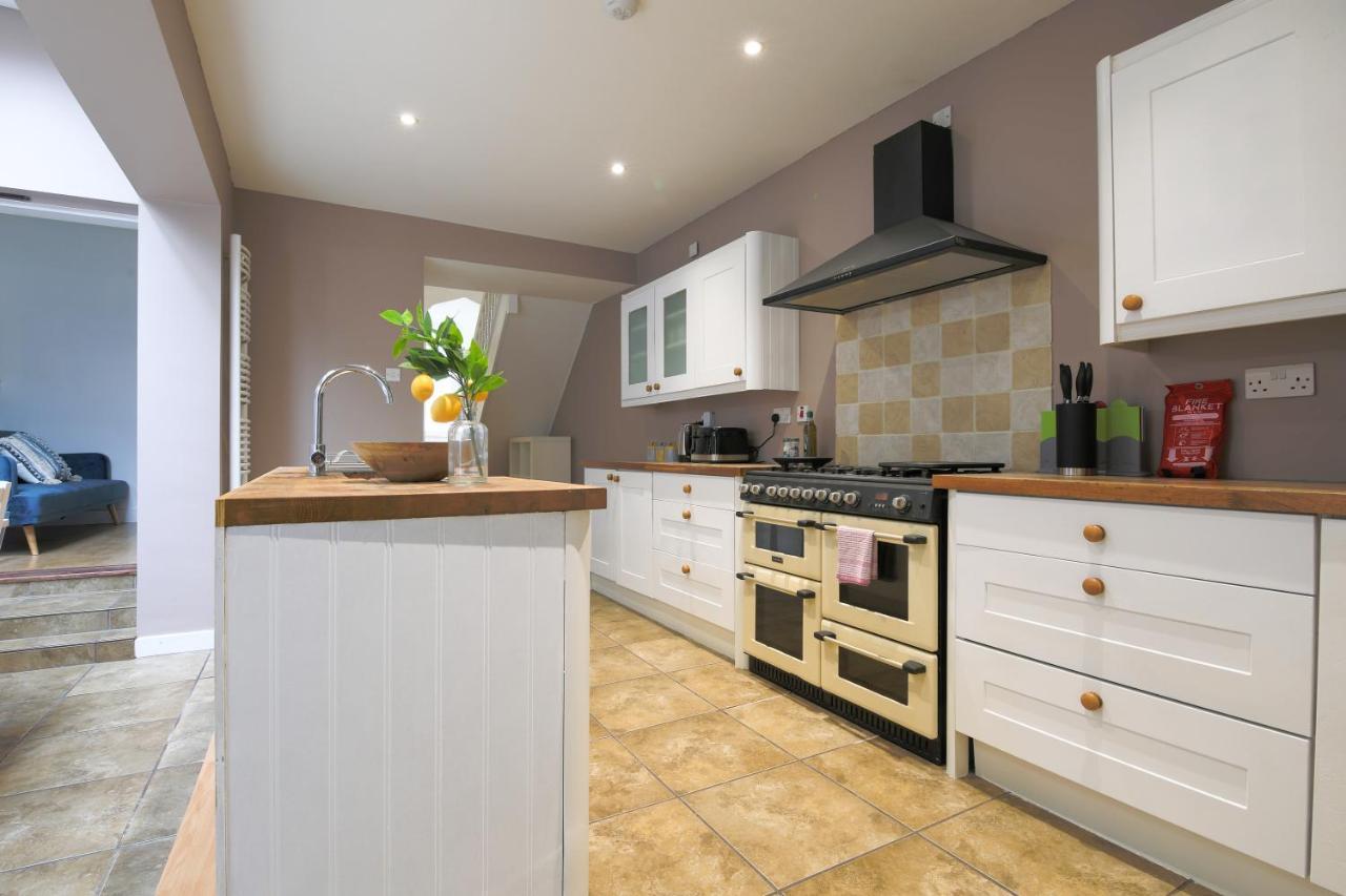 Spacious 4 Bedroom House- Walking Distance To City Centre & Great Backyard Cardiff Extérieur photo