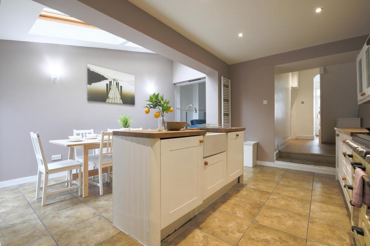 Spacious 4 Bedroom House- Walking Distance To City Centre & Great Backyard Cardiff Extérieur photo