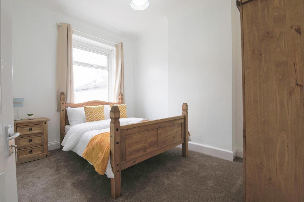 Spacious 4 Bedroom House- Walking Distance To City Centre & Great Backyard Cardiff Extérieur photo