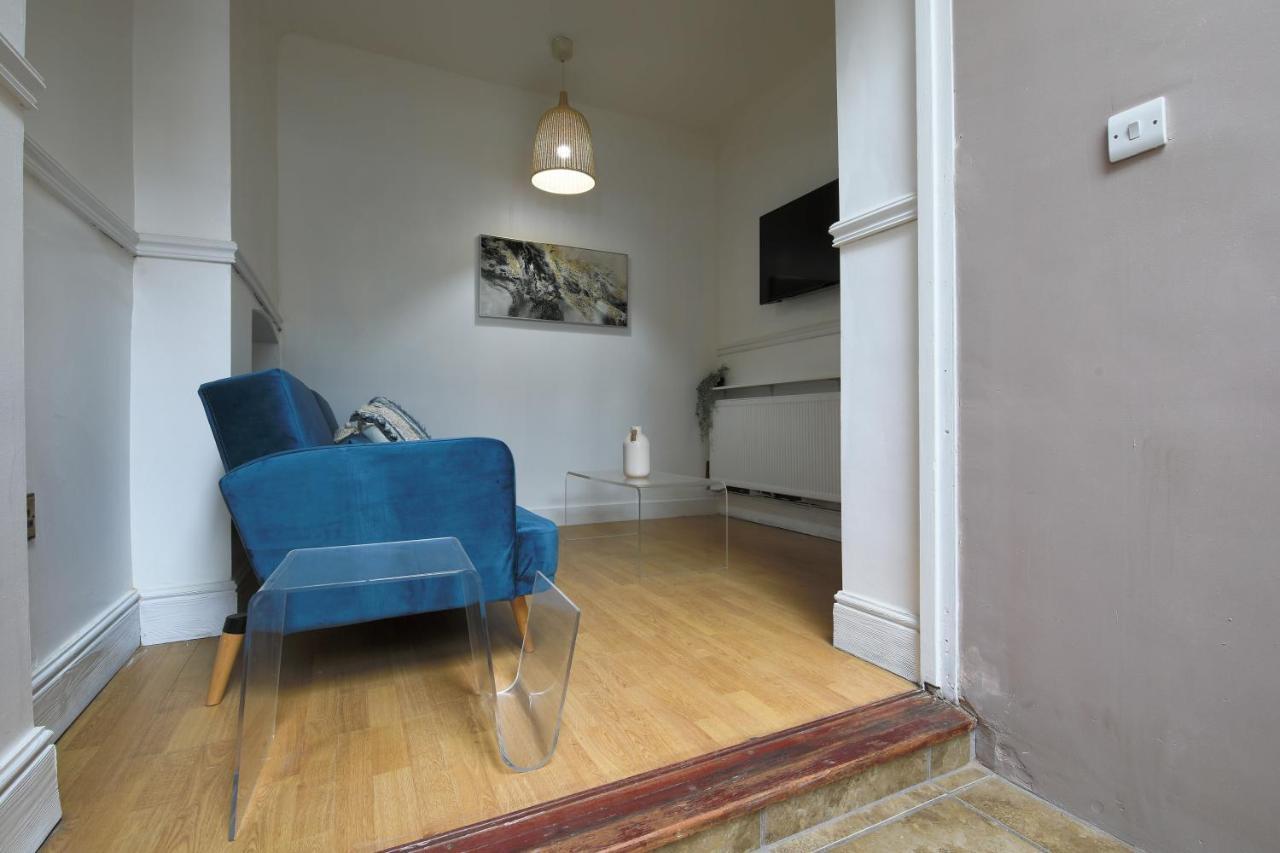 Spacious 4 Bedroom House- Walking Distance To City Centre & Great Backyard Cardiff Extérieur photo