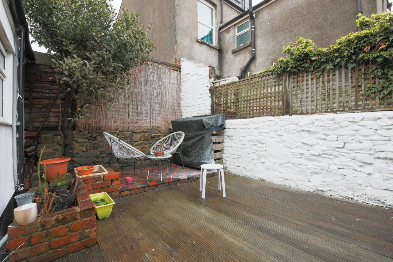 Spacious 4 Bedroom House- Walking Distance To City Centre & Great Backyard Cardiff Extérieur photo