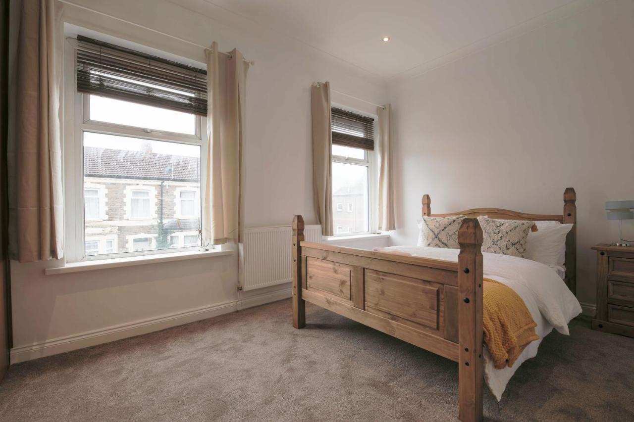 Spacious 4 Bedroom House- Walking Distance To City Centre & Great Backyard Cardiff Extérieur photo