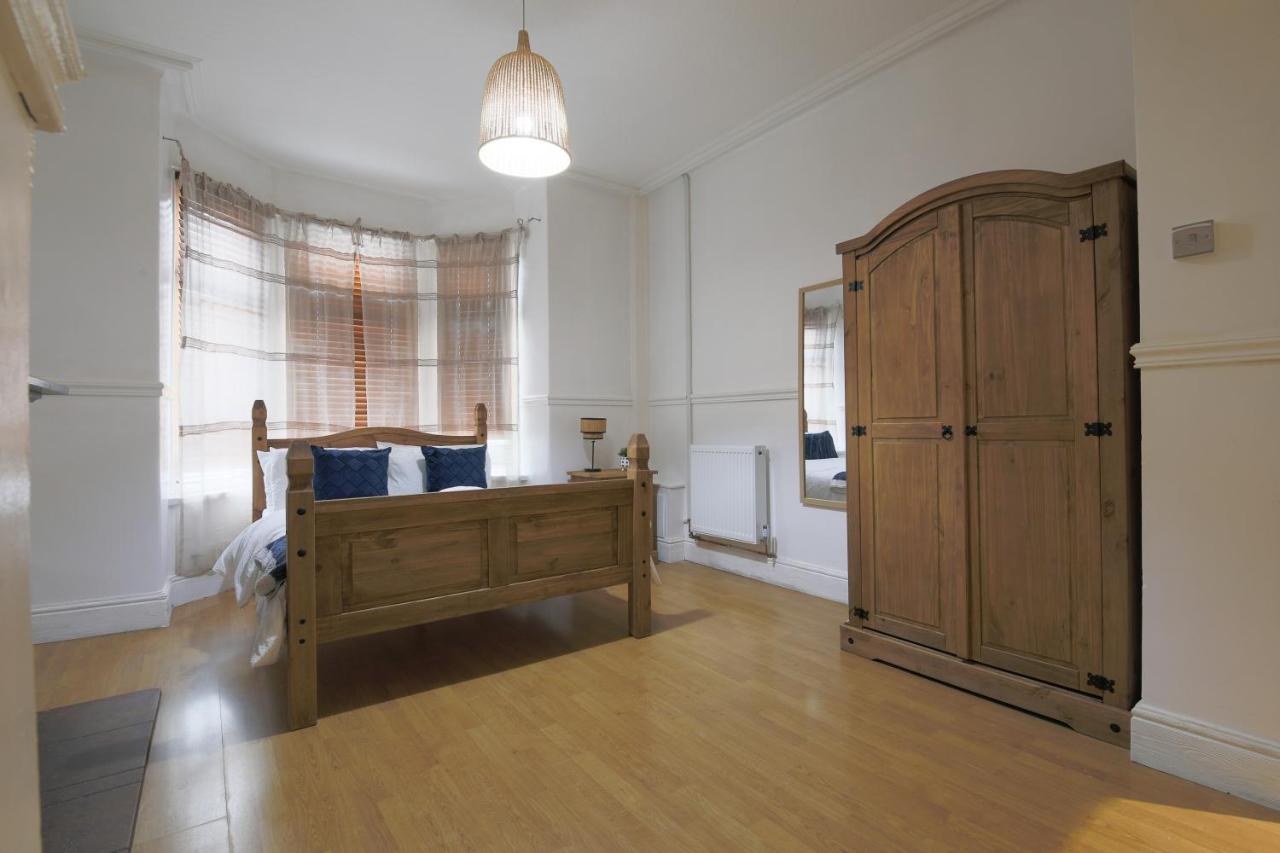 Spacious 4 Bedroom House- Walking Distance To City Centre & Great Backyard Cardiff Extérieur photo
