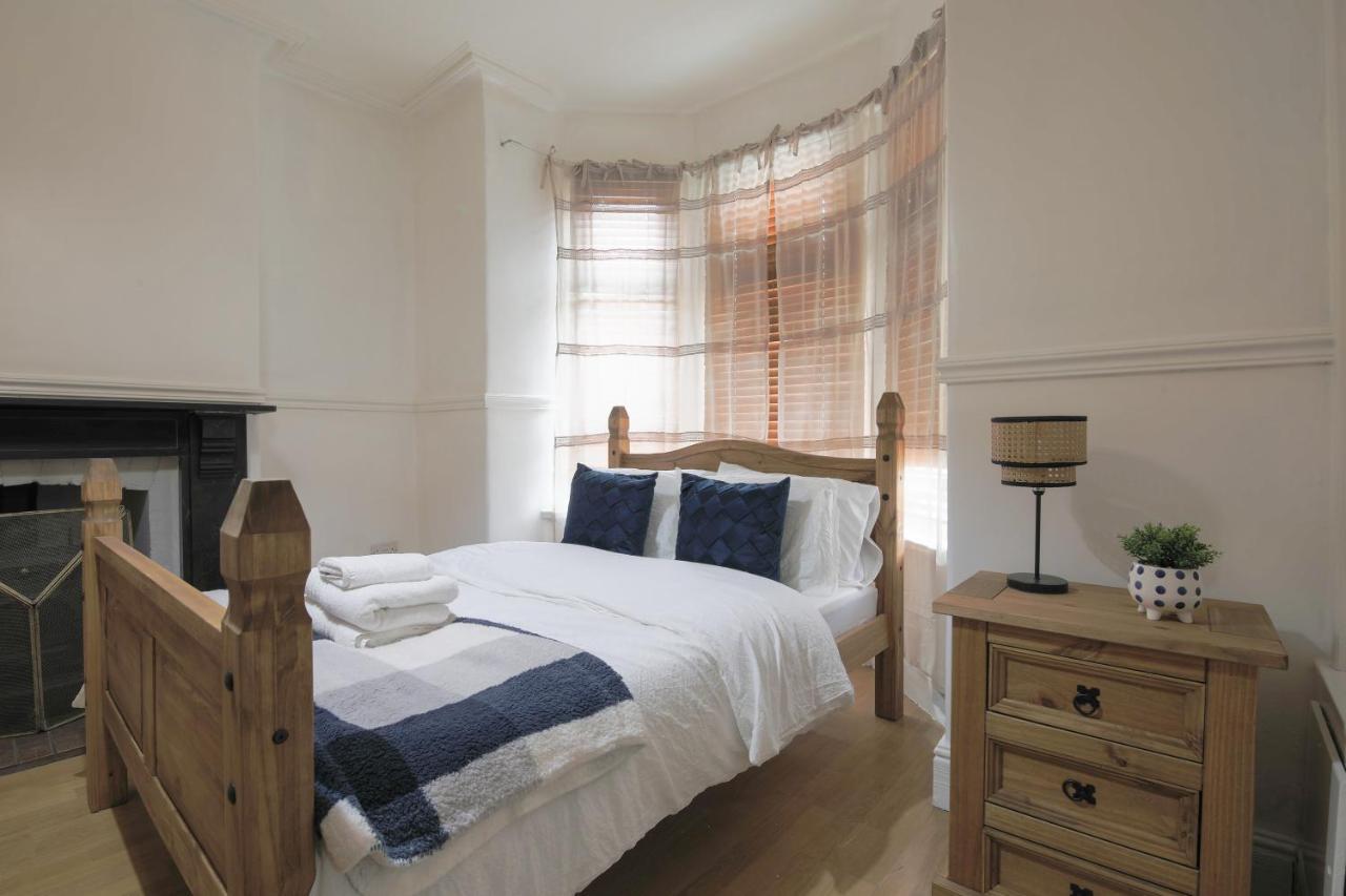 Spacious 4 Bedroom House- Walking Distance To City Centre & Great Backyard Cardiff Extérieur photo