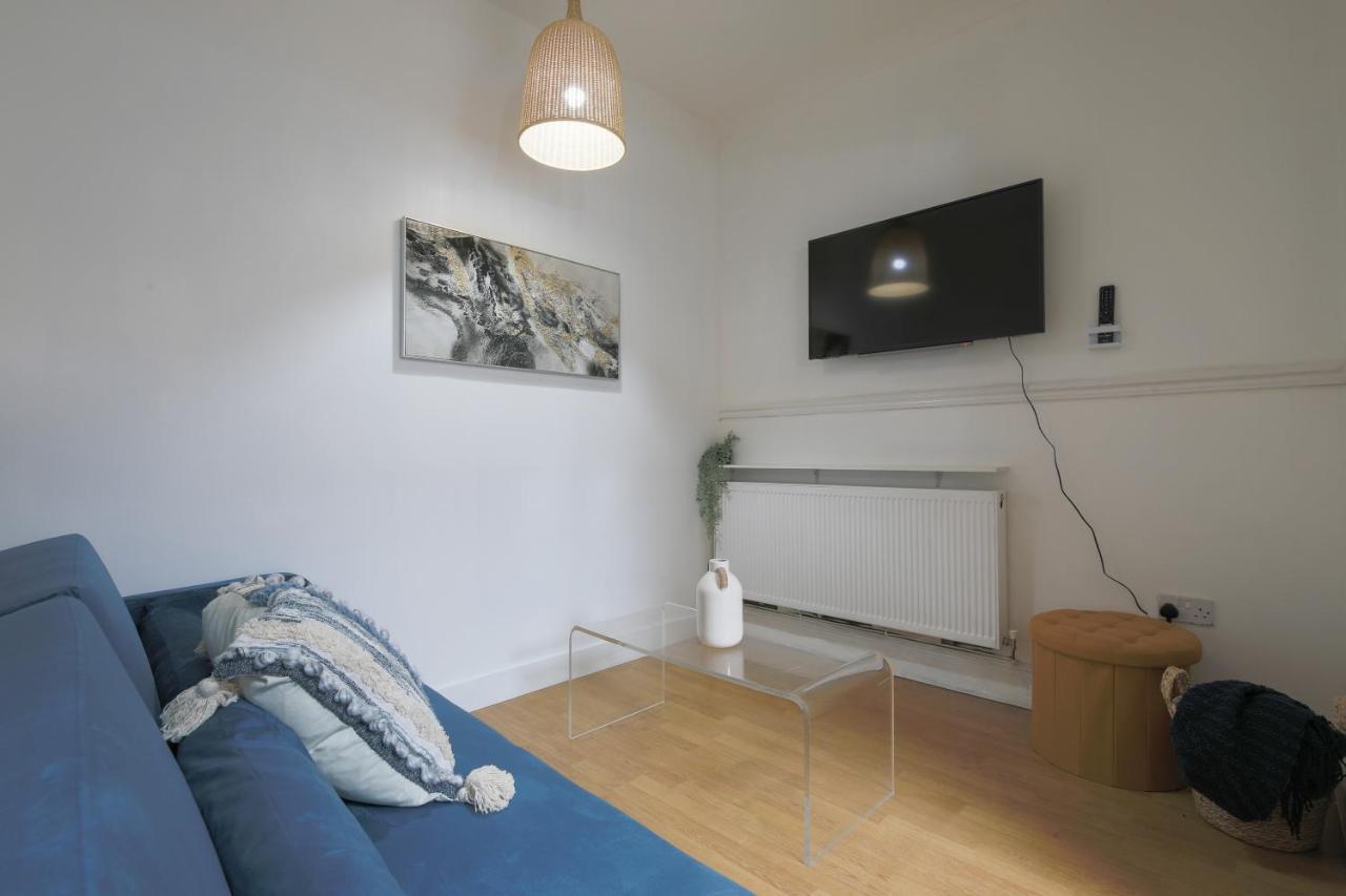 Spacious 4 Bedroom House- Walking Distance To City Centre & Great Backyard Cardiff Extérieur photo