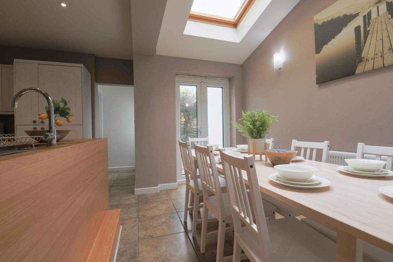 Spacious 4 Bedroom House- Walking Distance To City Centre & Great Backyard Cardiff Extérieur photo