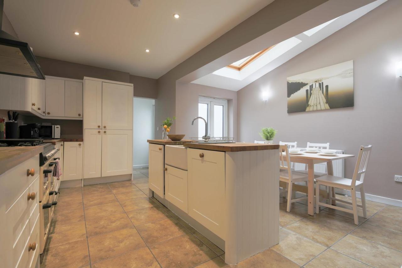 Spacious 4 Bedroom House- Walking Distance To City Centre & Great Backyard Cardiff Extérieur photo